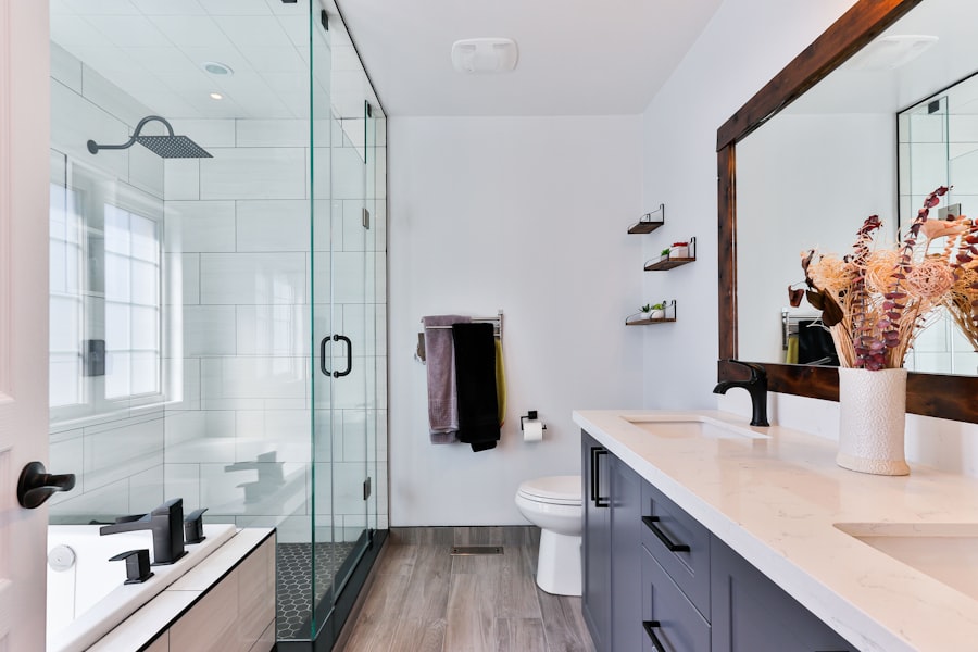 Kamar mandi bersih modern hasil renovasi
